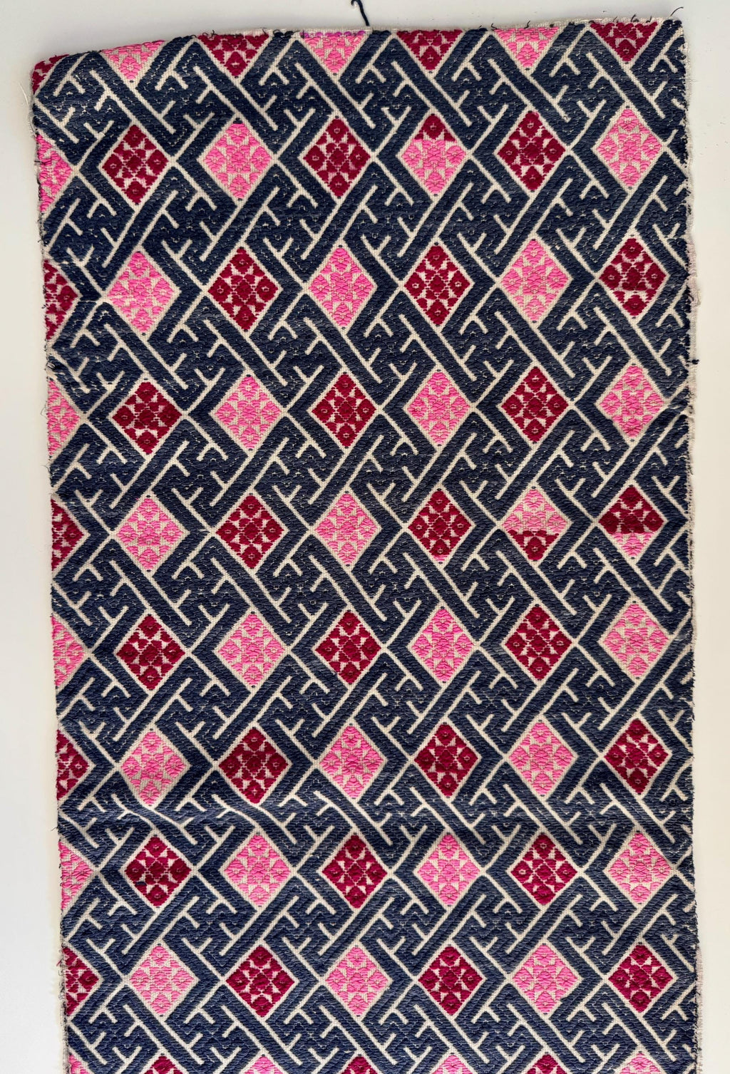 Panel vintage de bordado Miao en rosa y azul marino