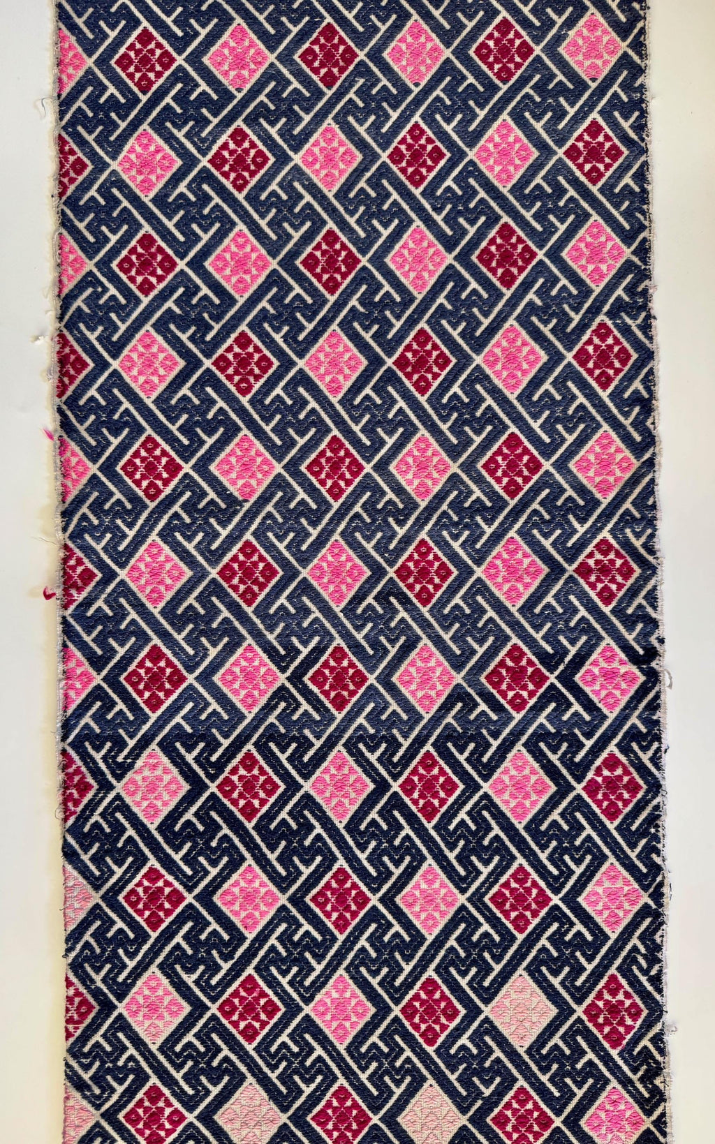 Panel vintage de bordado Miao en rosa y azul marino