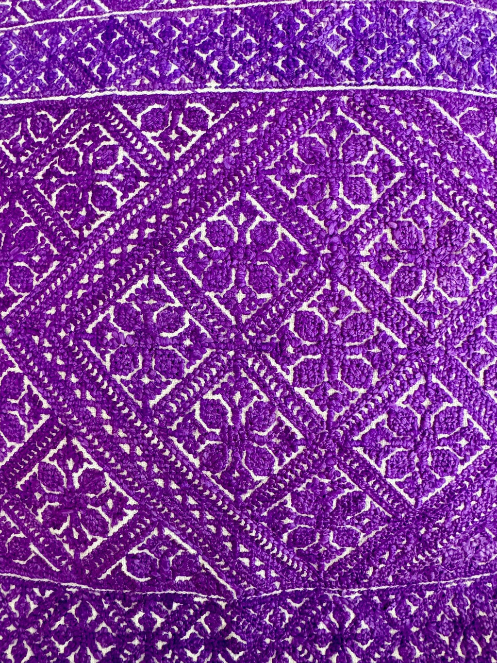 Bordado antiguo de Fez en seda morada