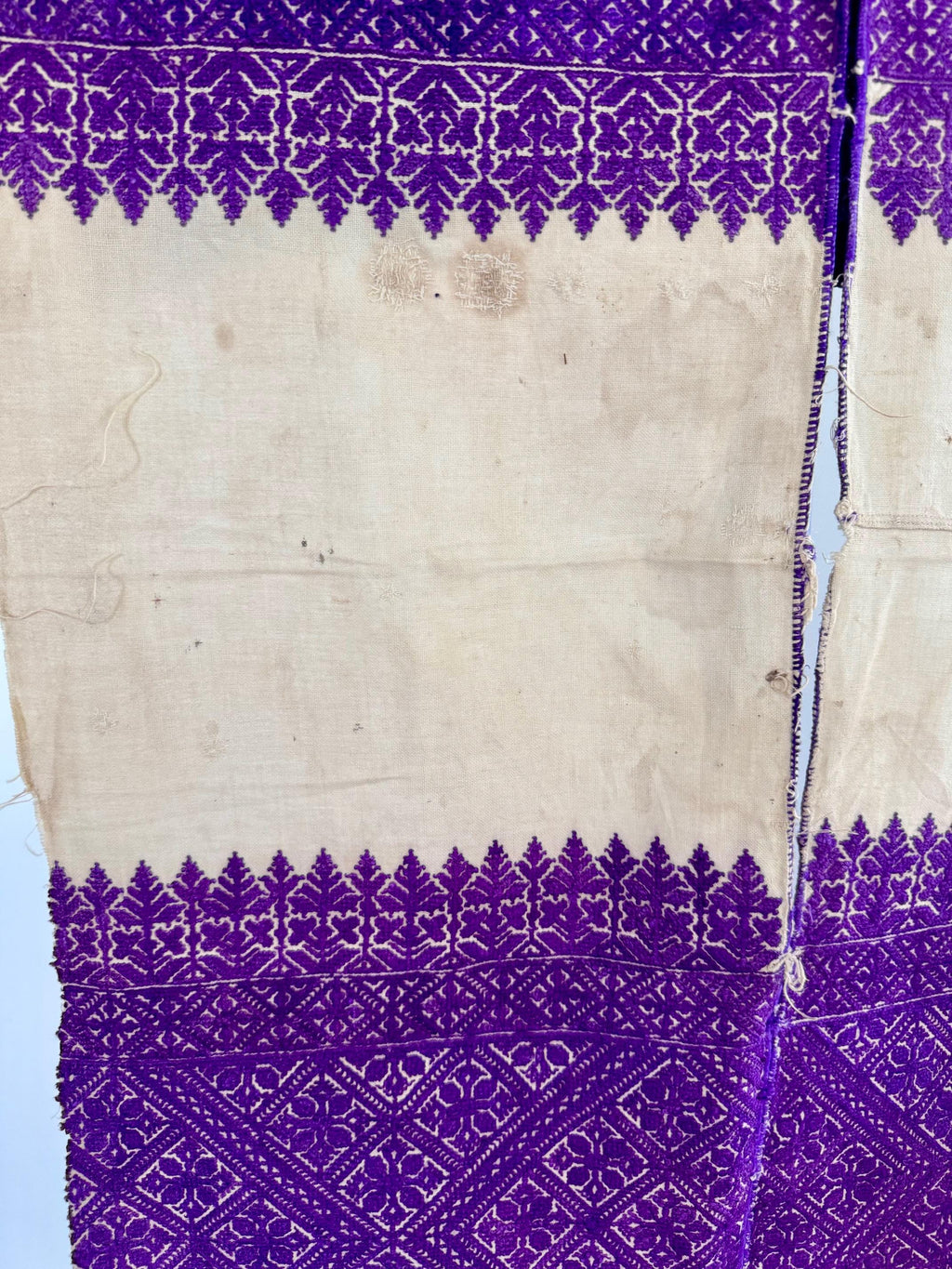 Bordado antiguo de Fez en seda morada