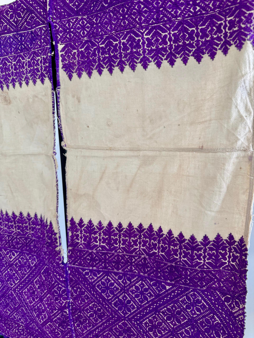 Bordado antiguo de Fez en seda morada
